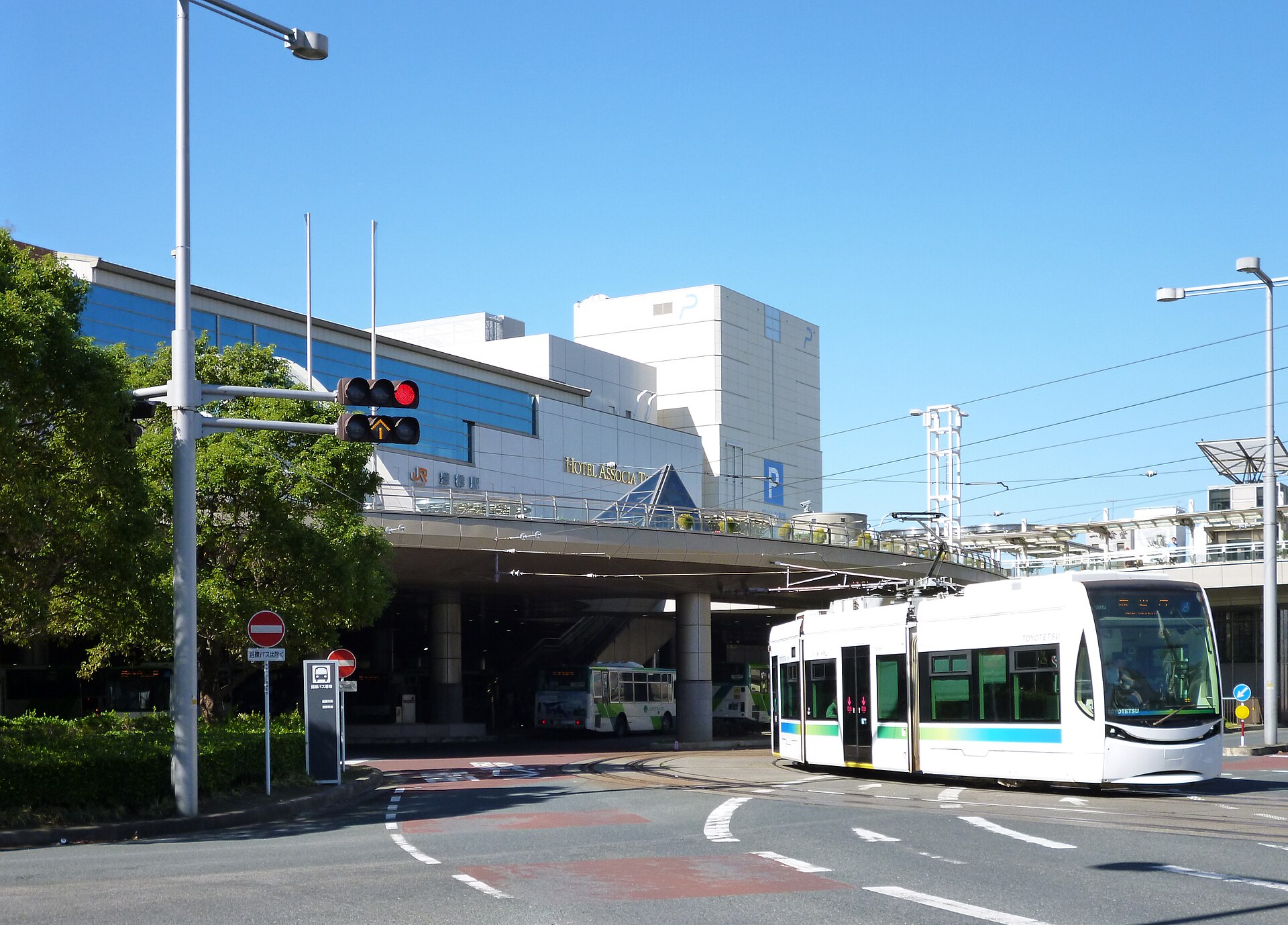 豊橋駅東口前を走る豊橋鉄道の路面電車