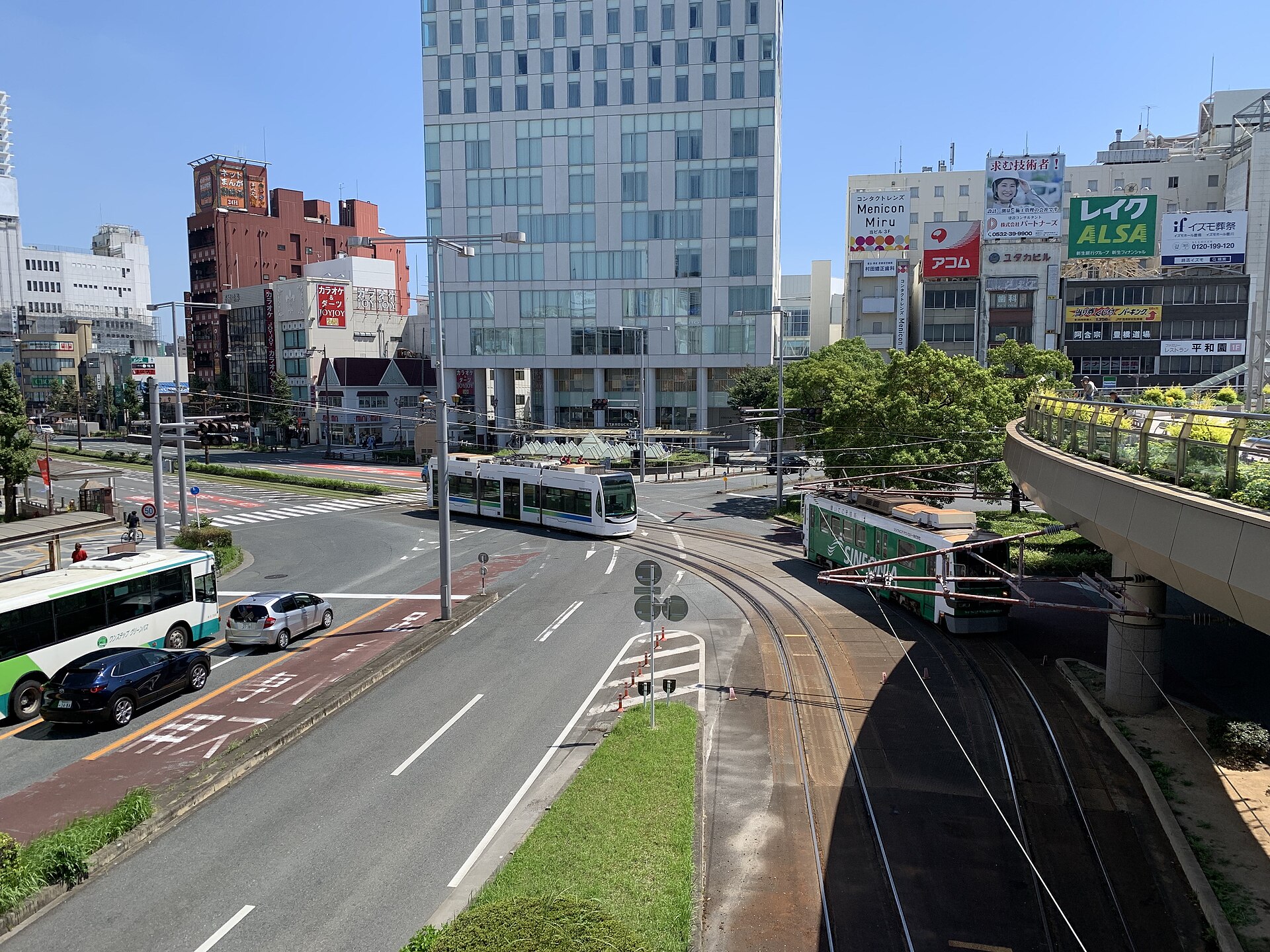 豊橋駅前を走る路面電車